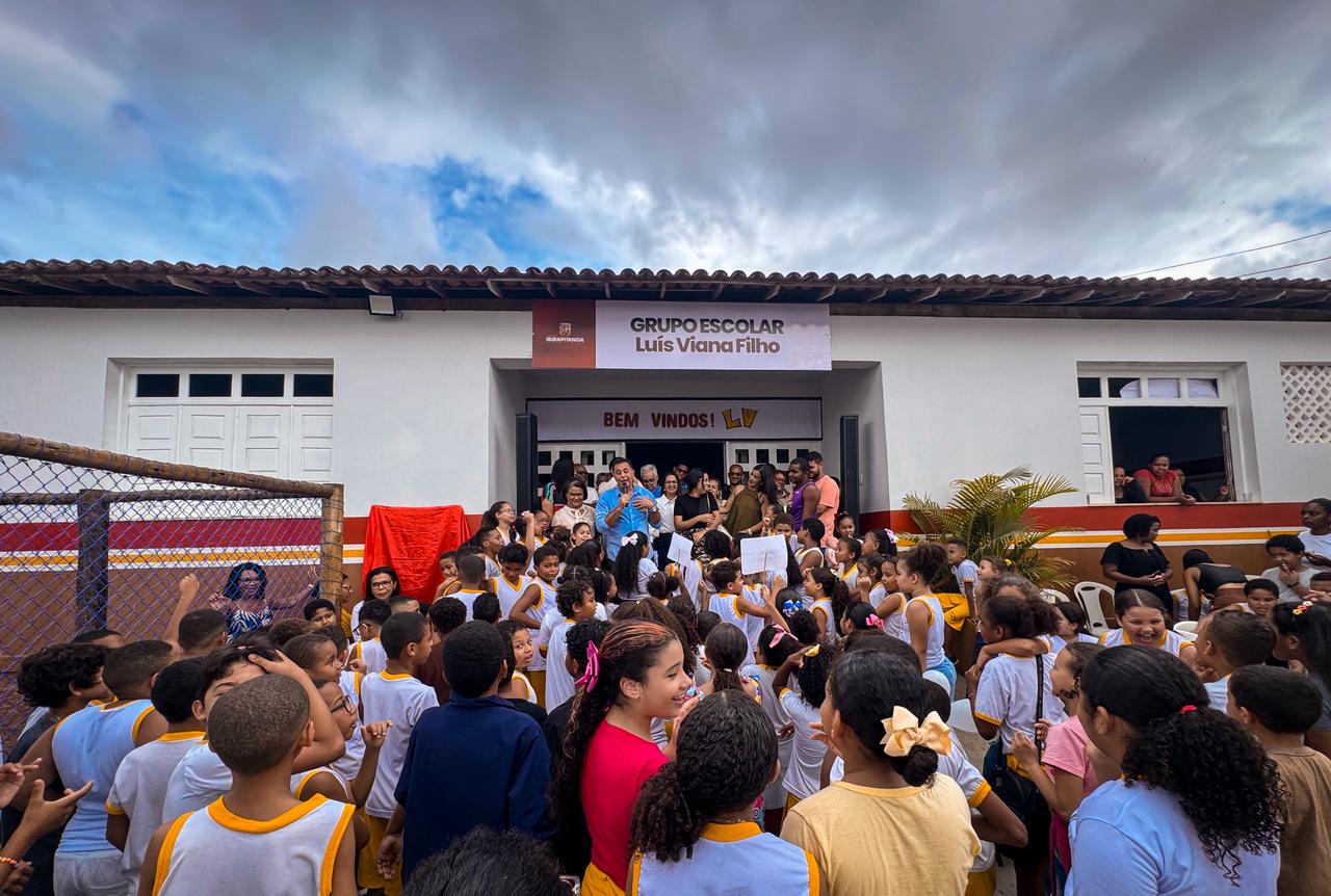 Prefeitura de Ibirapitanga entrega areninha no Grupo Escolar Luís Viana Filho